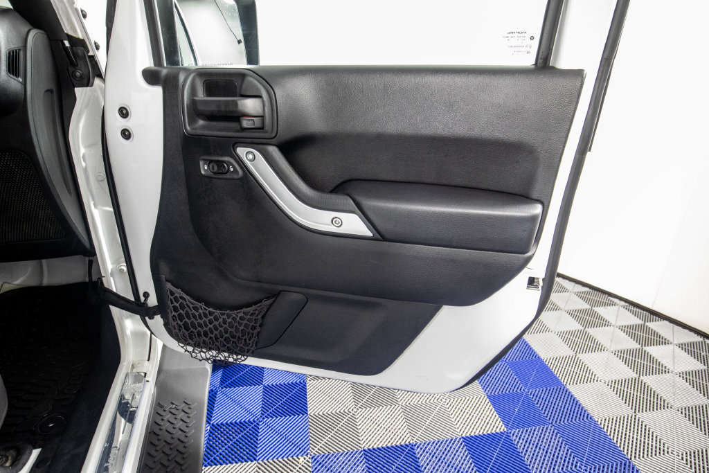 Used 2015 Jeep Wrangler Unlimited Rubicon AWD/4WD image 14