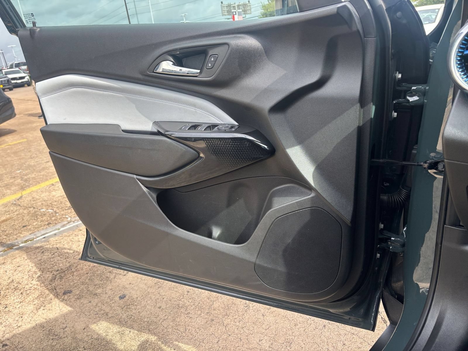 Used 2025 Chevrolet Trax LT FWD image 18