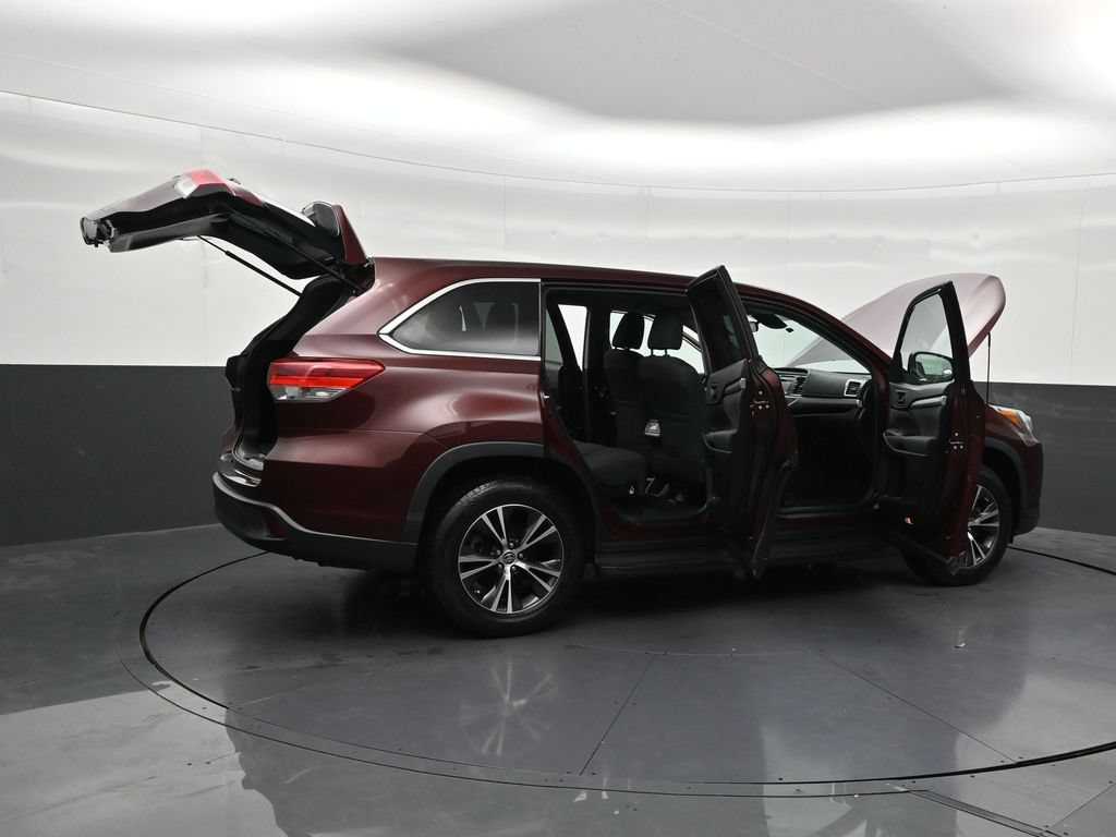 Used 2019 Toyota Highlander LE FWD image 32