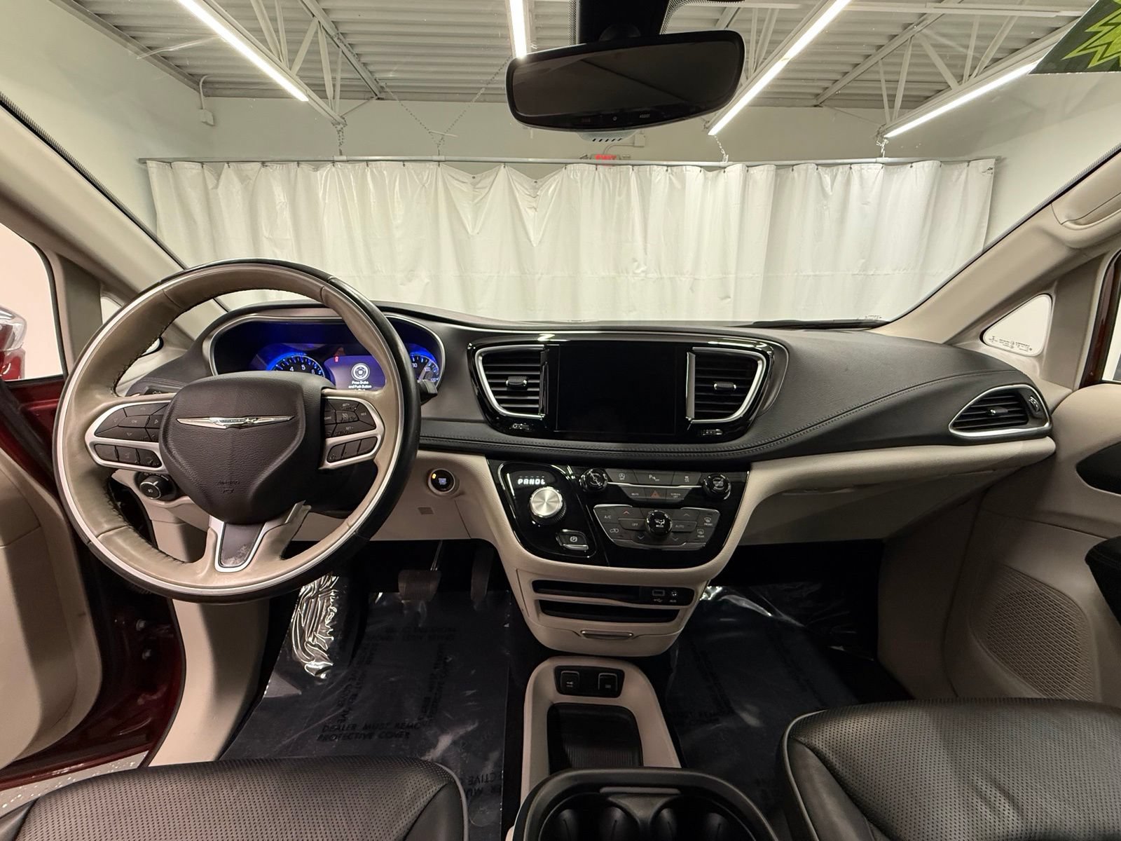 Used 2019 Chrysler Pacifica Limited w/ Tire & Wheel Group FWD image 17