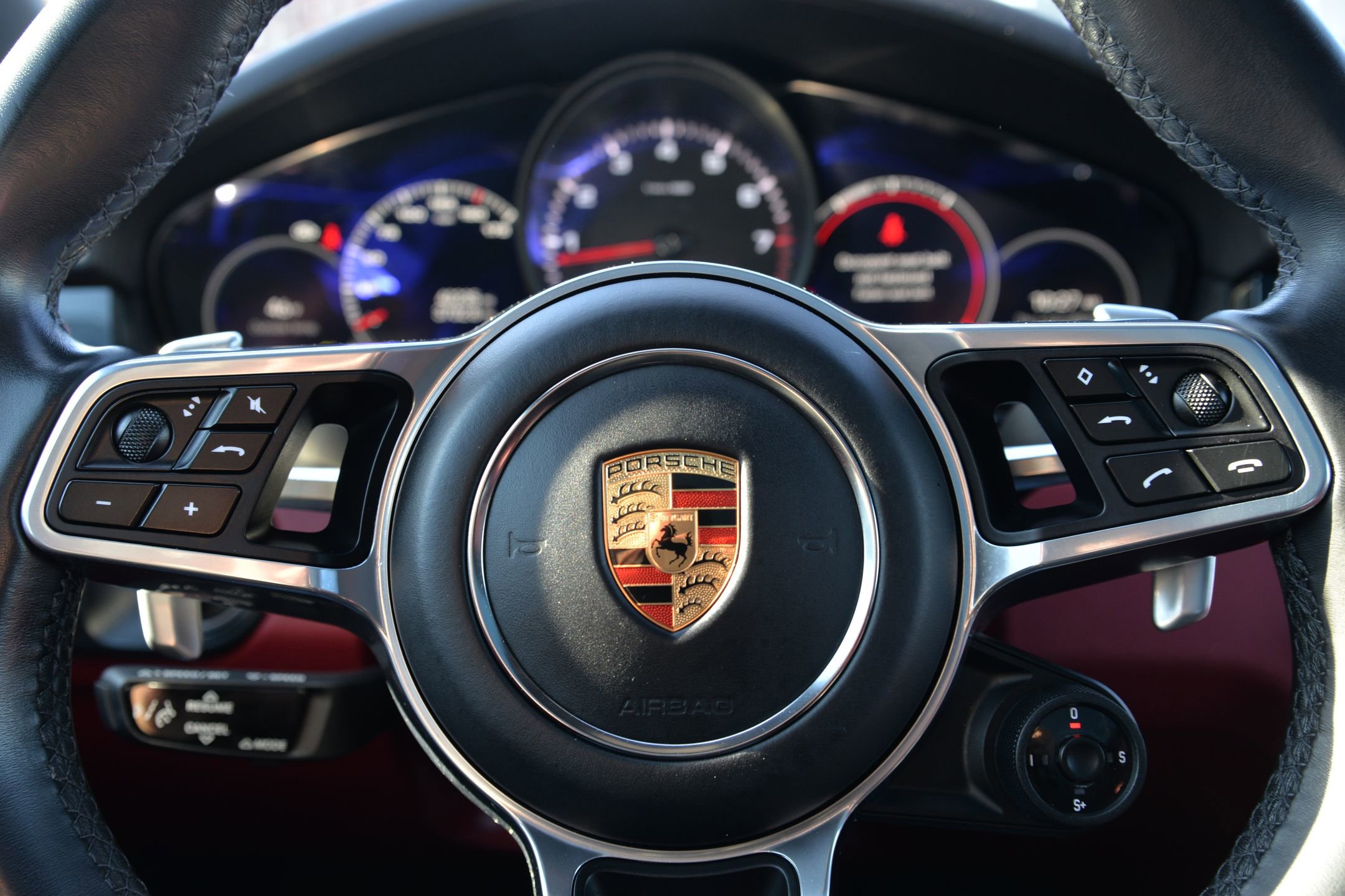 Certified 2023 Porsche Cayenne Platinum Edition image 33