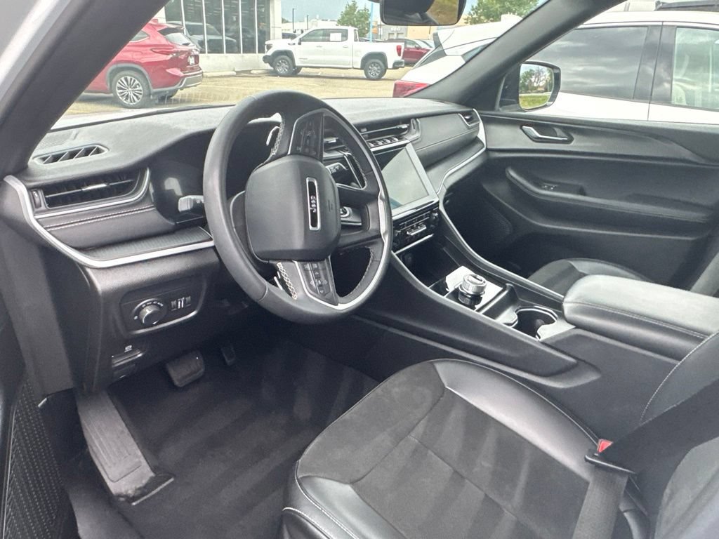 Used 2025 Jeep Grand Cherokee Altitude AWD/4WD image 9