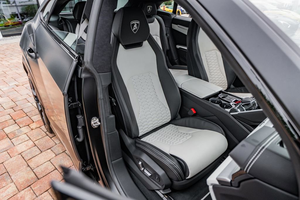 Used 2022 Lamborghini Urus AWD/4WD image 34