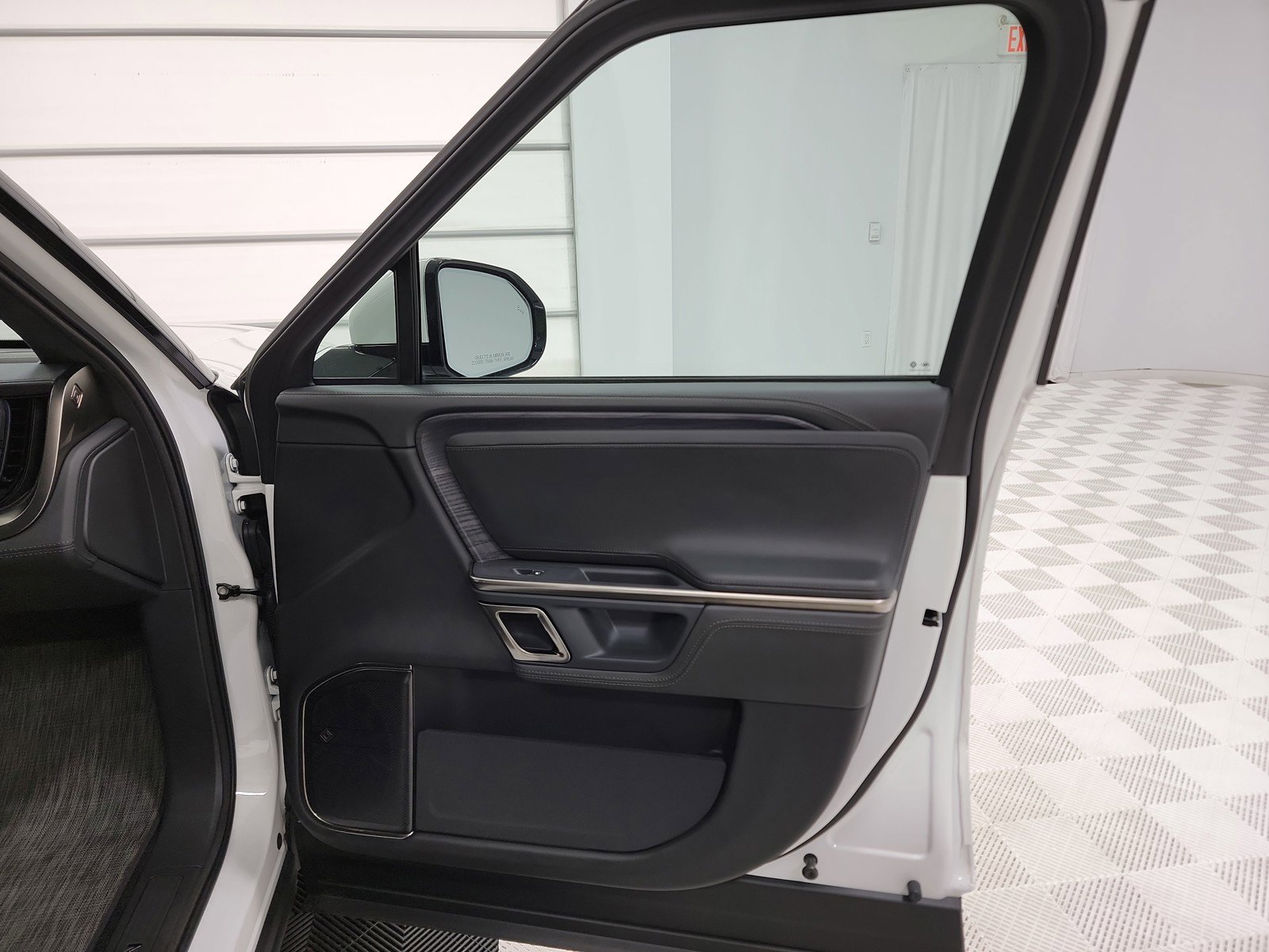 Used 2024 Rivian R1S Adventure image 18