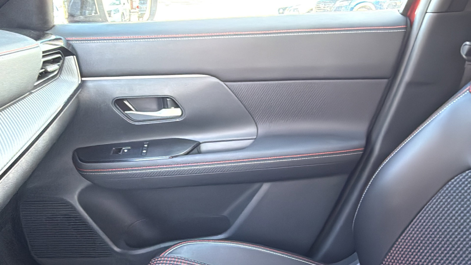 Certified 2025 Nissan Kicks SR image 18