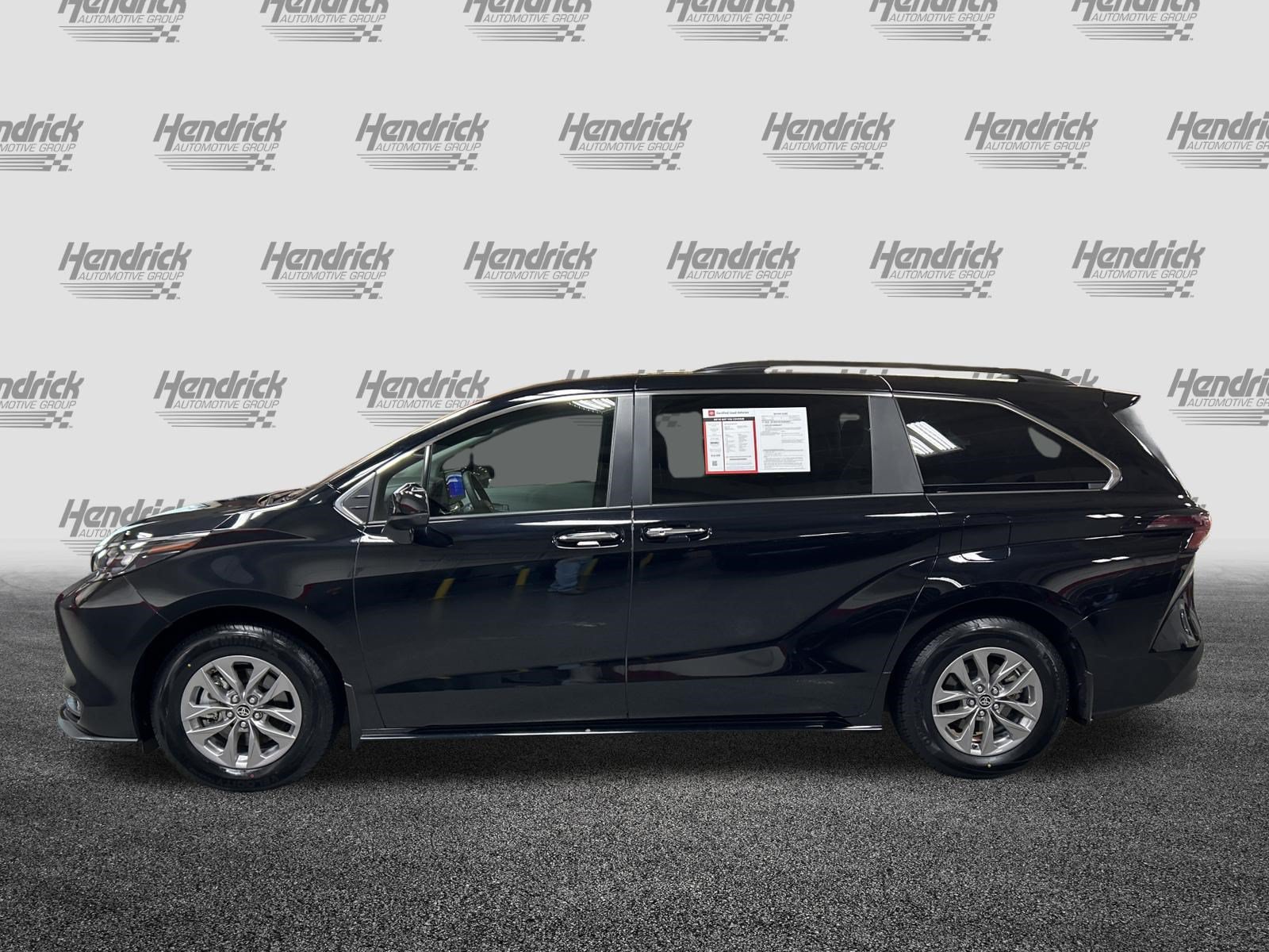 Certified 2025 Toyota Sienna XLE FWD image 7