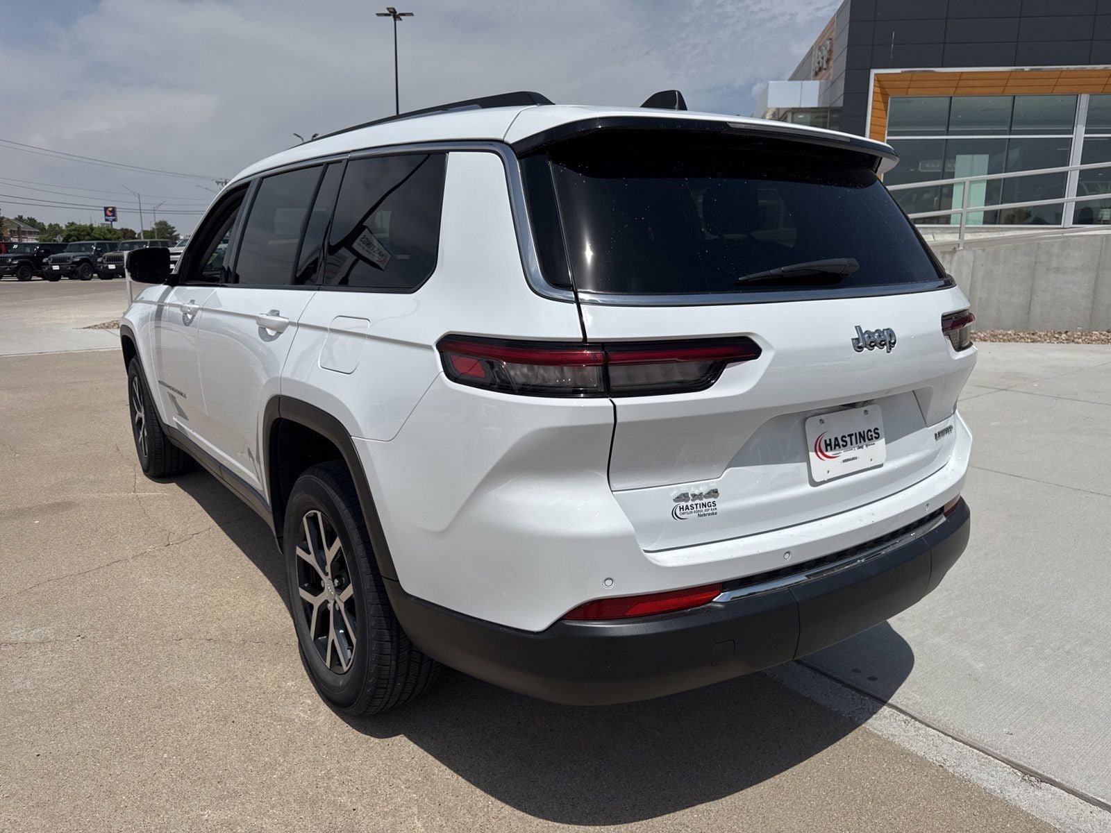 Used 2023 Jeep Grand Cherokee L Limited AWD/4WD image 3