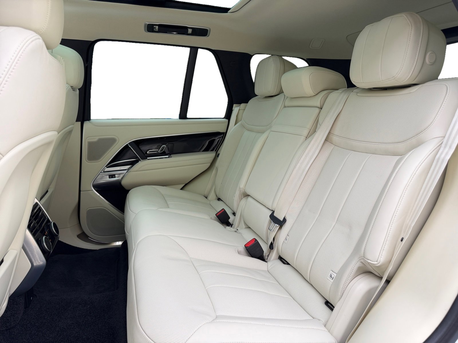 Used 2025 Land Rover Range Rover SE image 16