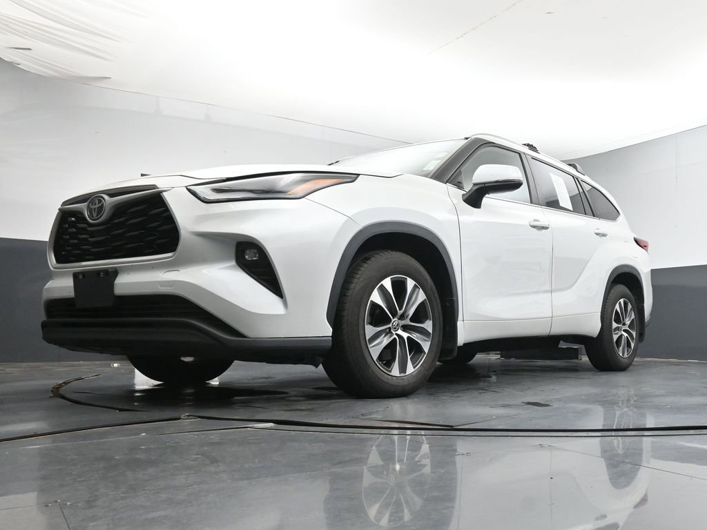 Used 2023 Toyota Highlander XLE AWD/4WD image 27