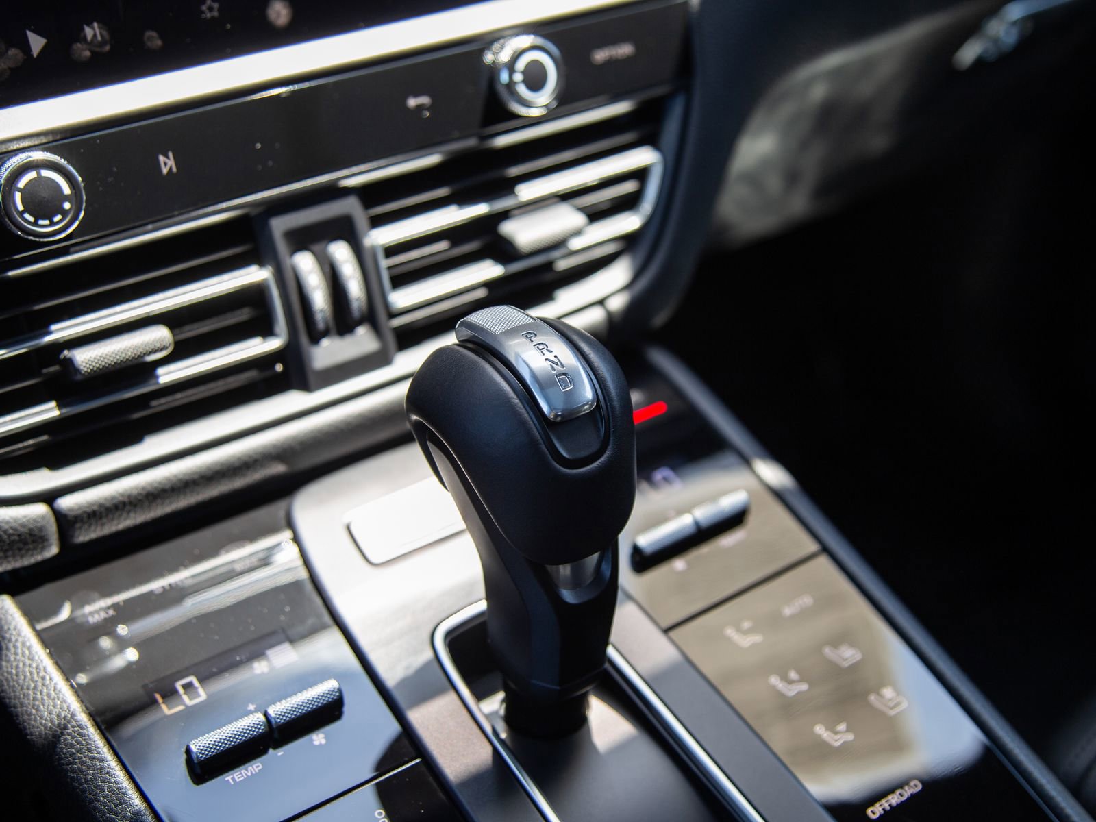Certified 2025 Porsche Macan AWD/4WD image 22