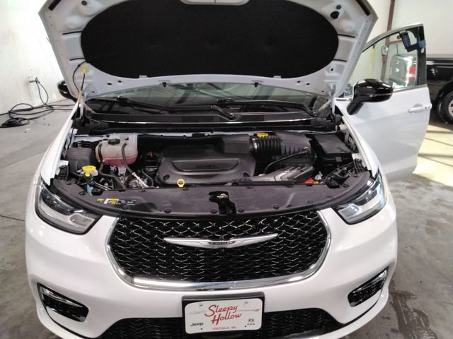 Used 2024 Chrysler Pacifica Touring-L image 11