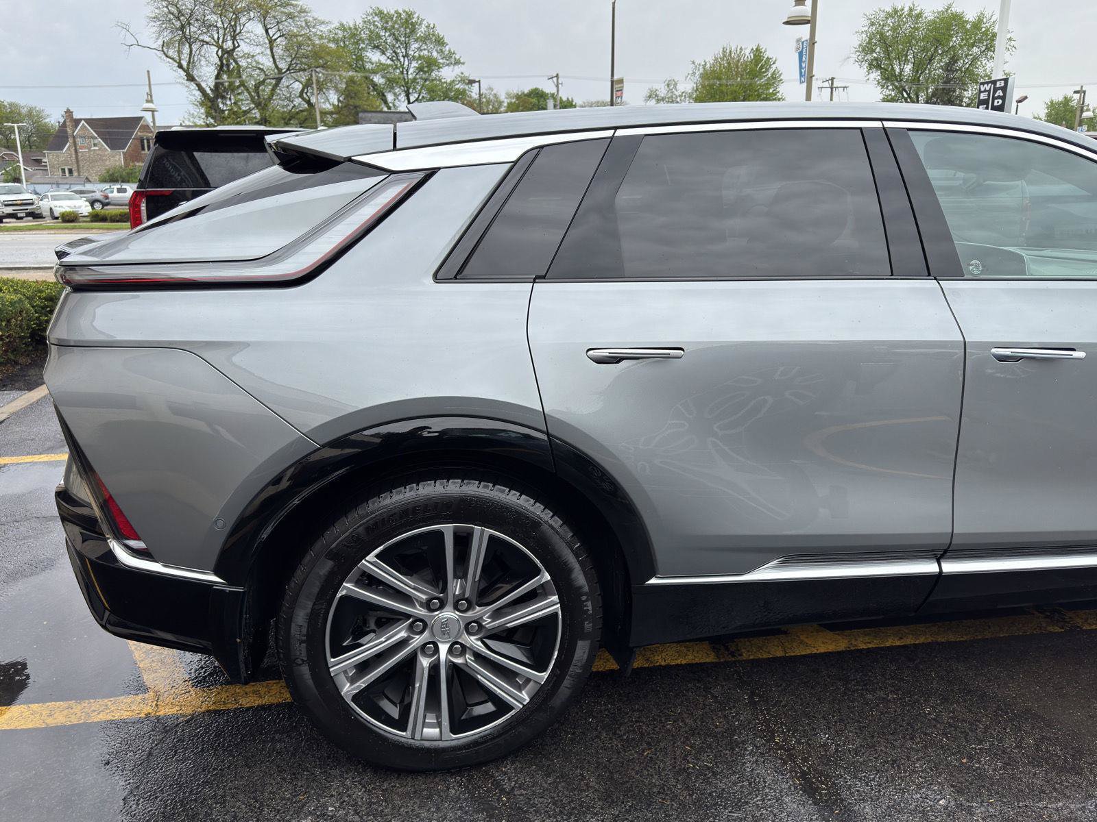 Used 2024 Cadillac Lyriq Luxury AWD/4WD image 9