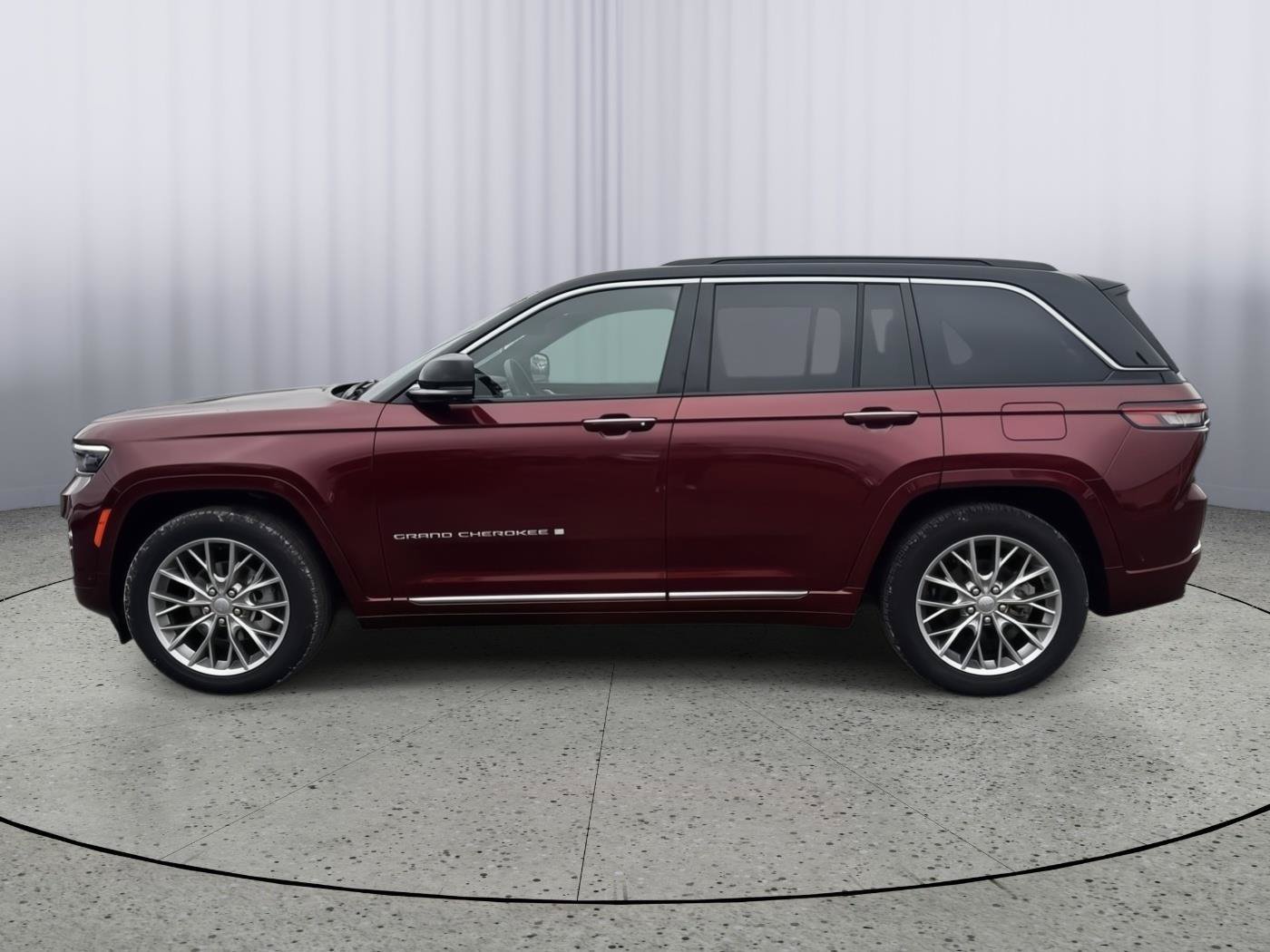 Used 2024 Jeep Grand Cherokee Summit AWD/4WD image 2