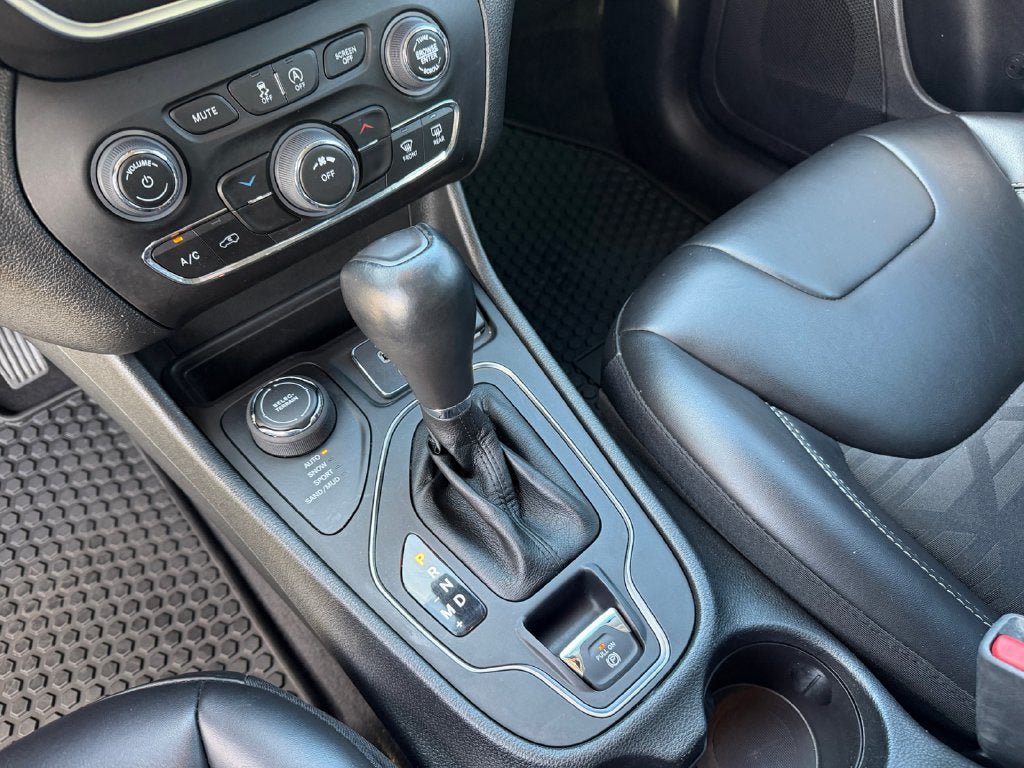 Used 2022 Jeep Cherokee Latitude w/ Sun & Sound Group AWD/4WD image 18