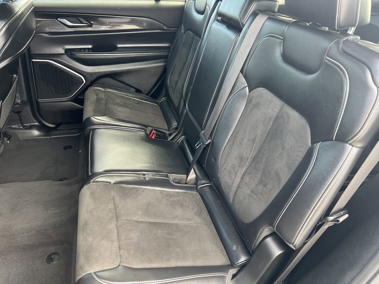 Used 2022 Jeep Grand Cherokee L Laredo image 24