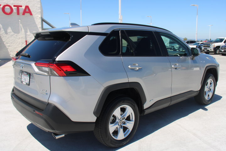 Certified 2021 Toyota RAV4 XLE w/ Convenience Package AWD/4WD image 3