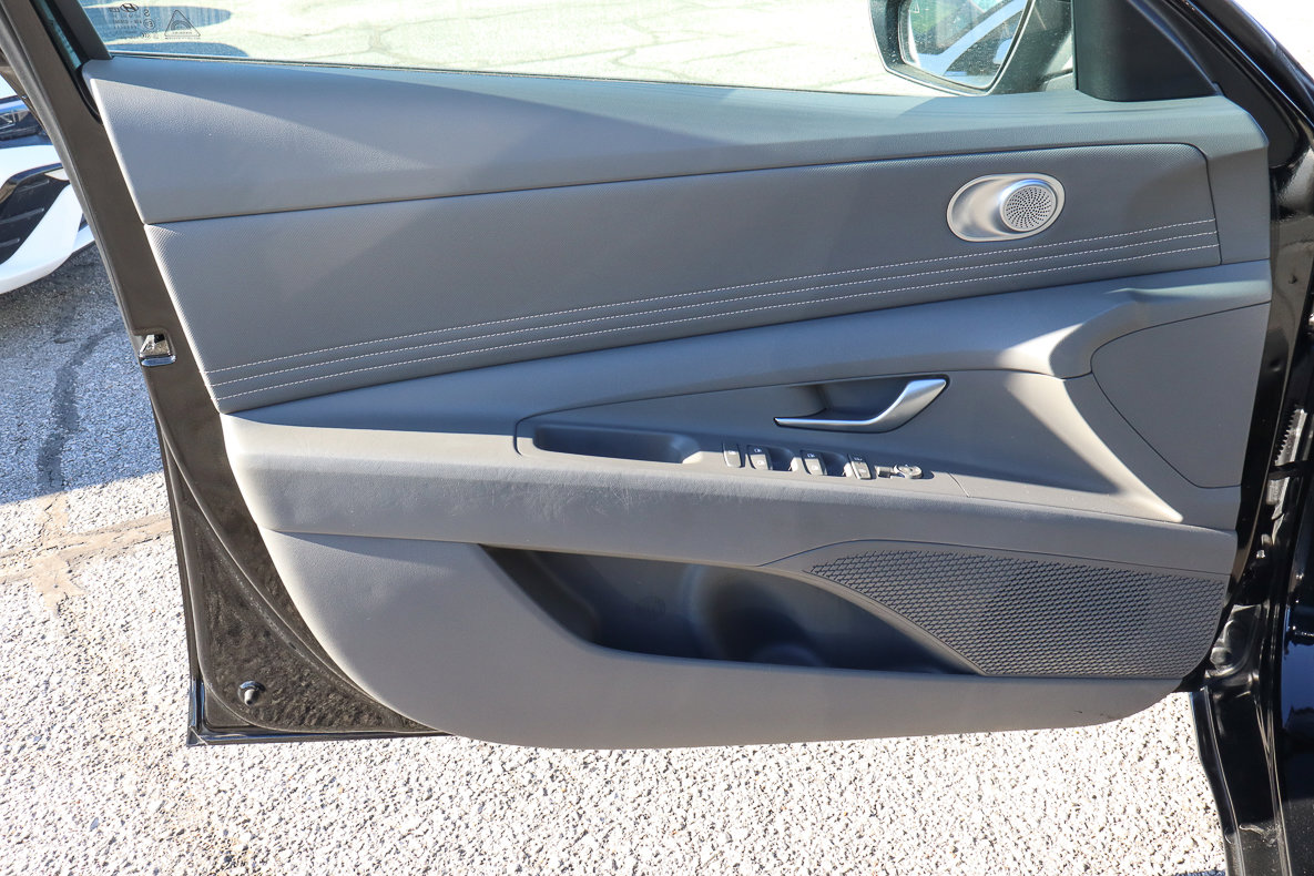 Used 2025 Hyundai Elantra SEL FWD image 13