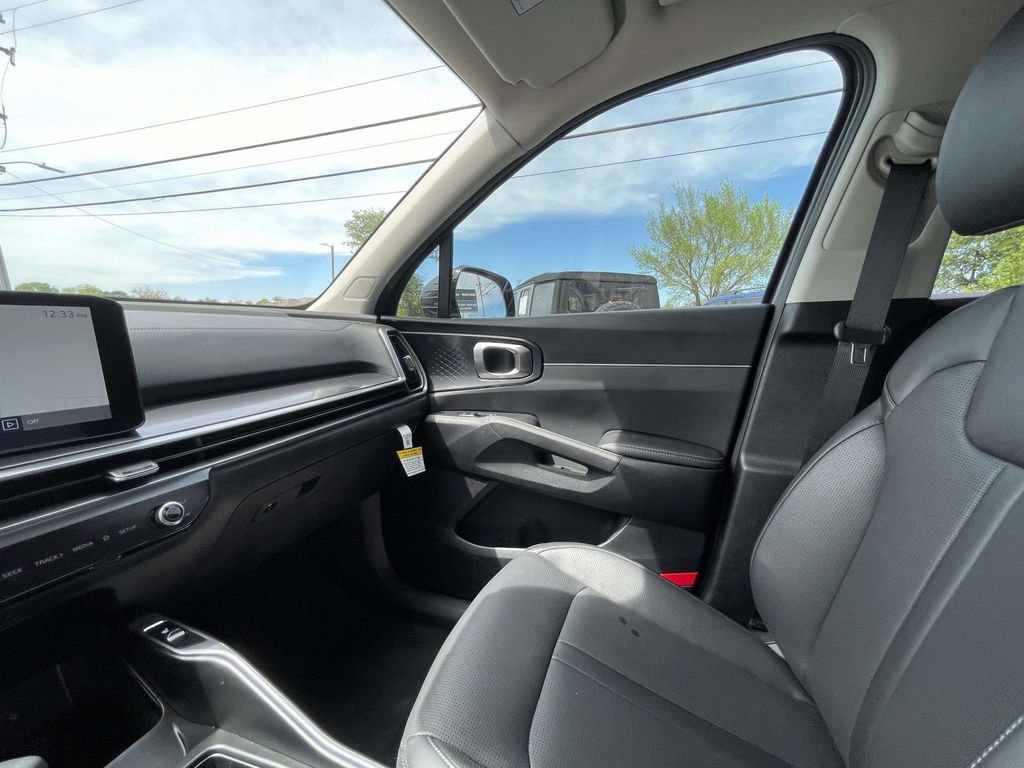 Certified 2025 Kia Sorento EX image 31