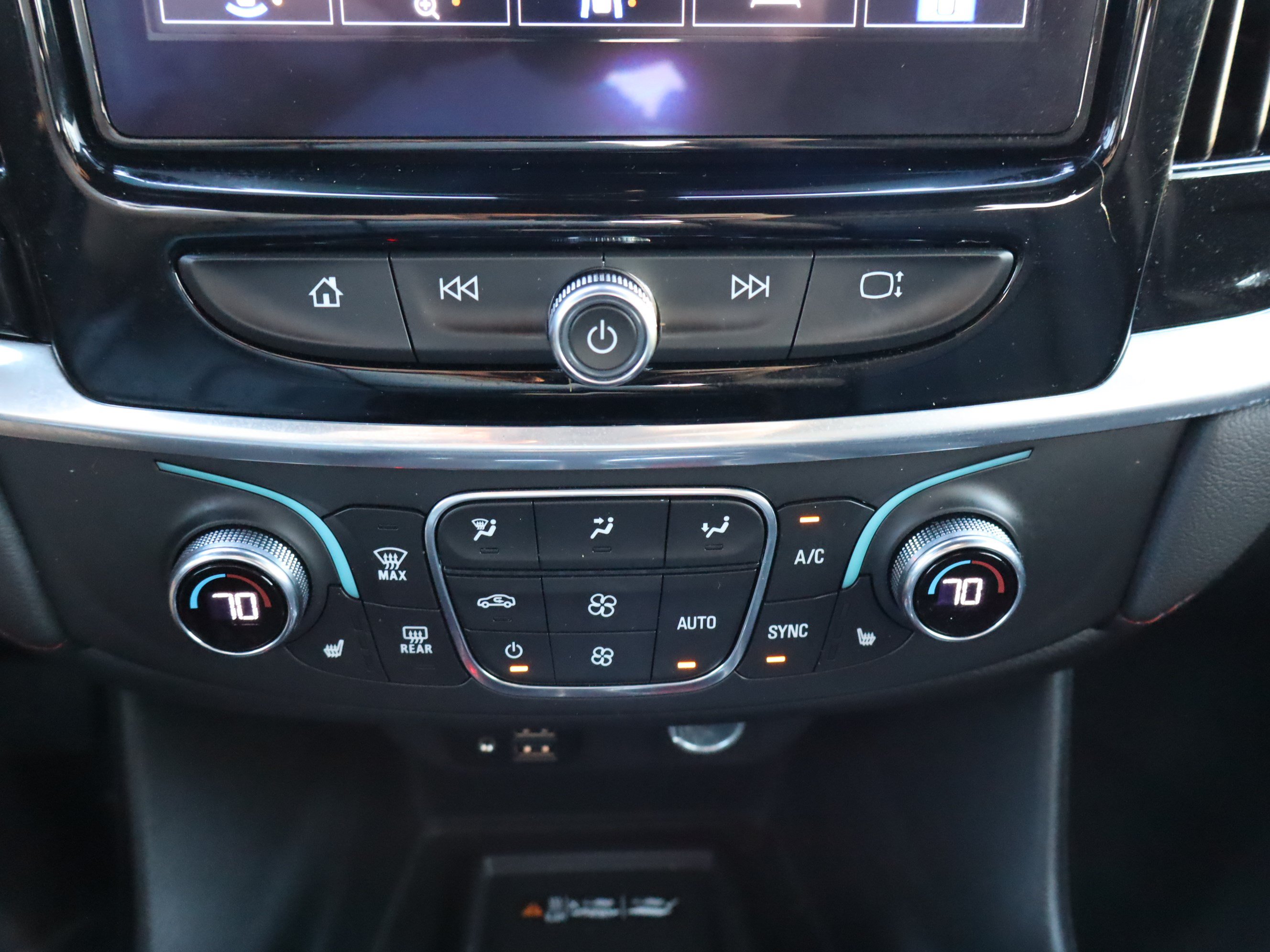 Used 2023 Chevrolet Traverse RS FWD image 28