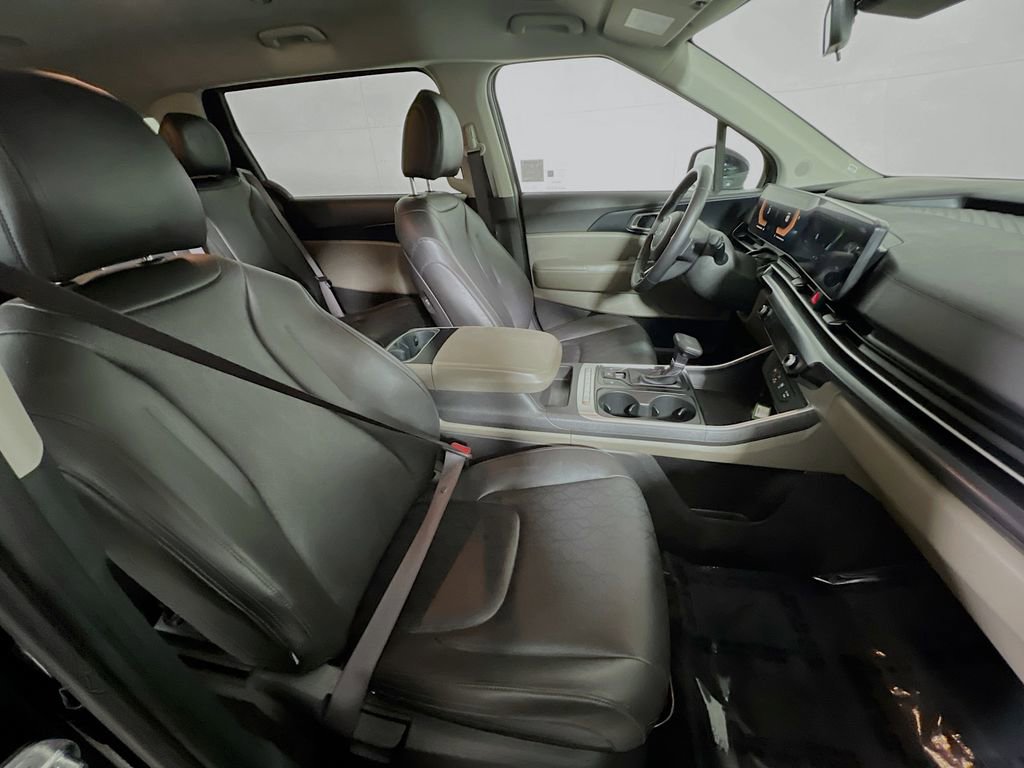 Used 2025 Kia Carnival FWD image 26