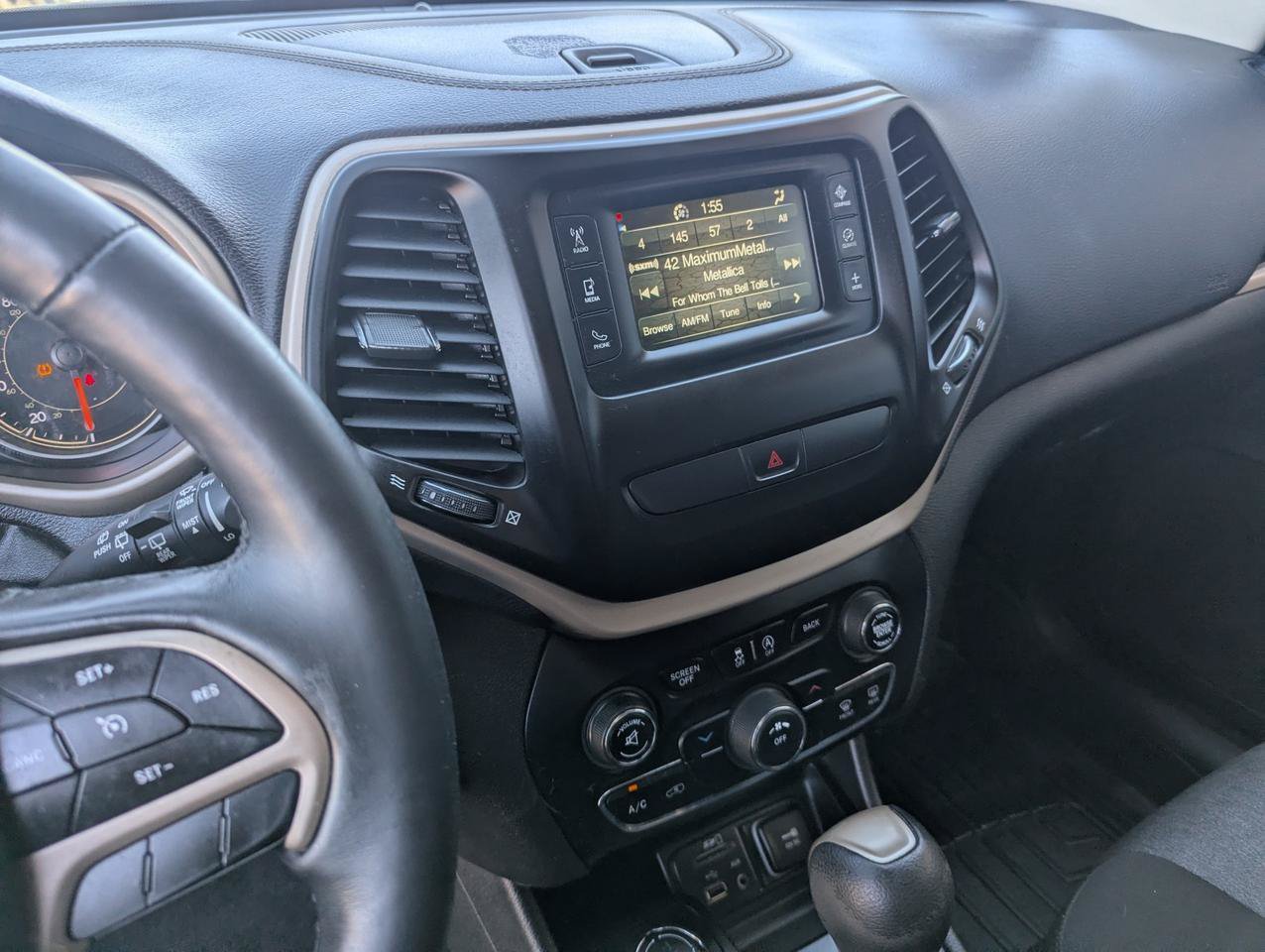 Used 2018 Jeep Cherokee Latitude w/ Cold Weather Group AWD/4WD image 18