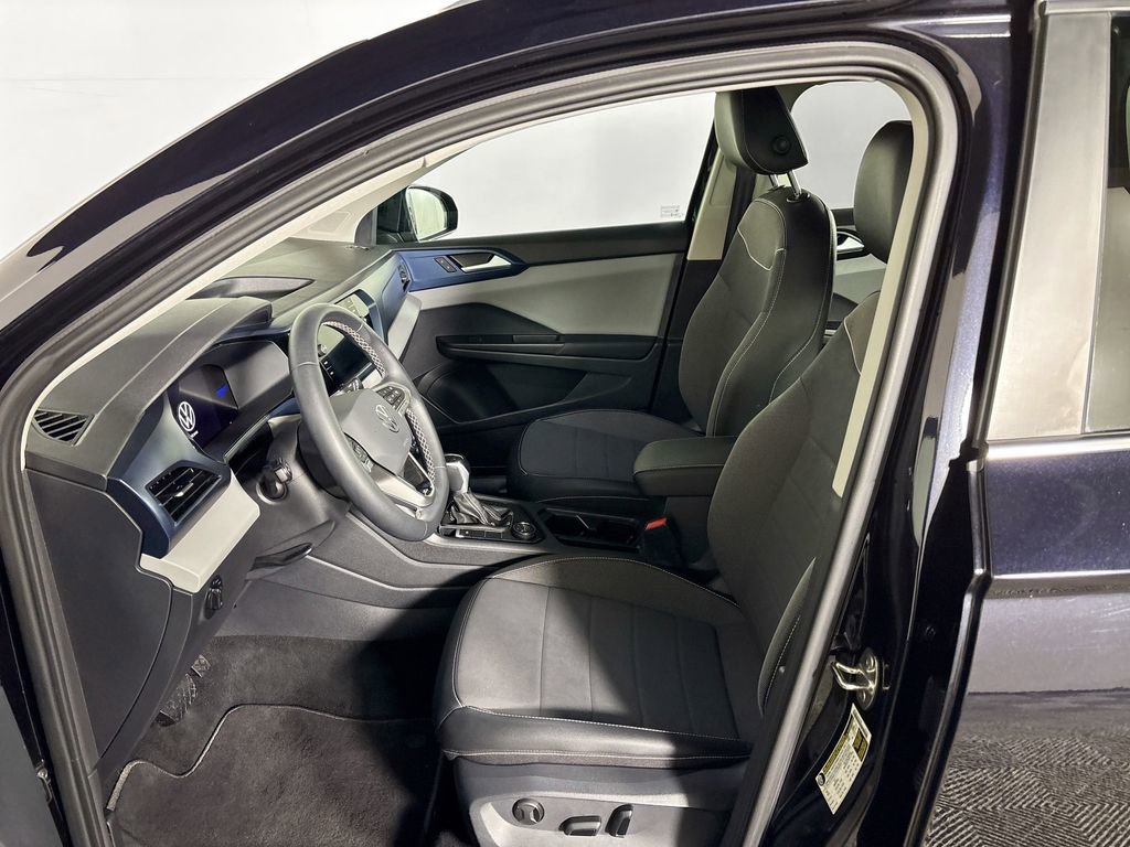 Used 2023 Volkswagen Taos SE w/ Panoramic Sunroof Package image 11