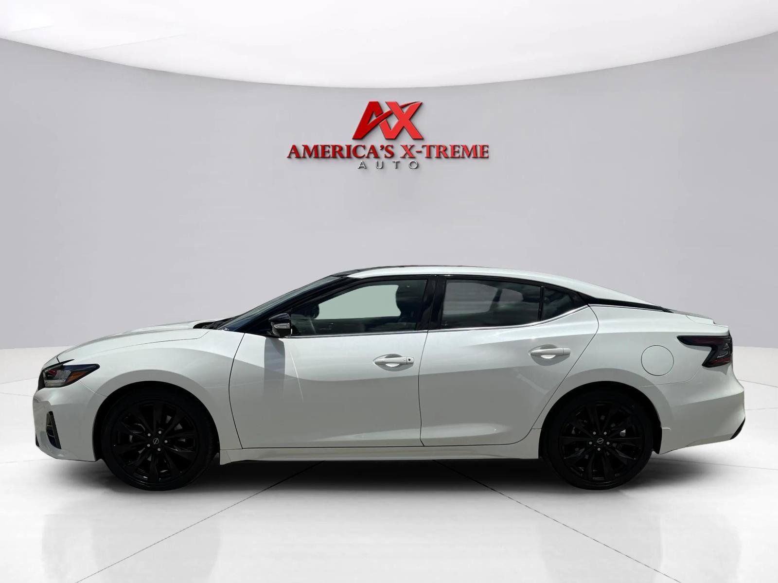 Used 2023 Nissan Maxima SR w/ Sport Mat Group FWD image 2