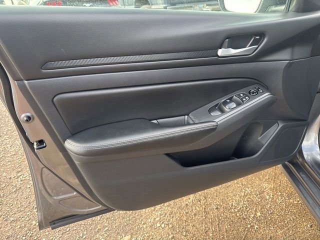 Used 2025 Nissan Altima 2.5 SV image 13