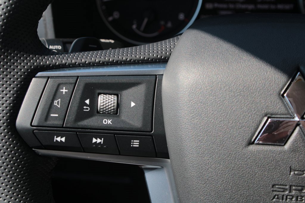 New 2025 Mitsubishi Outlander SE image 15