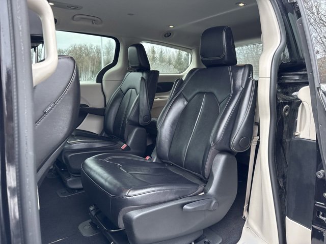 Used 2024 Chrysler Pacifica Select image 23