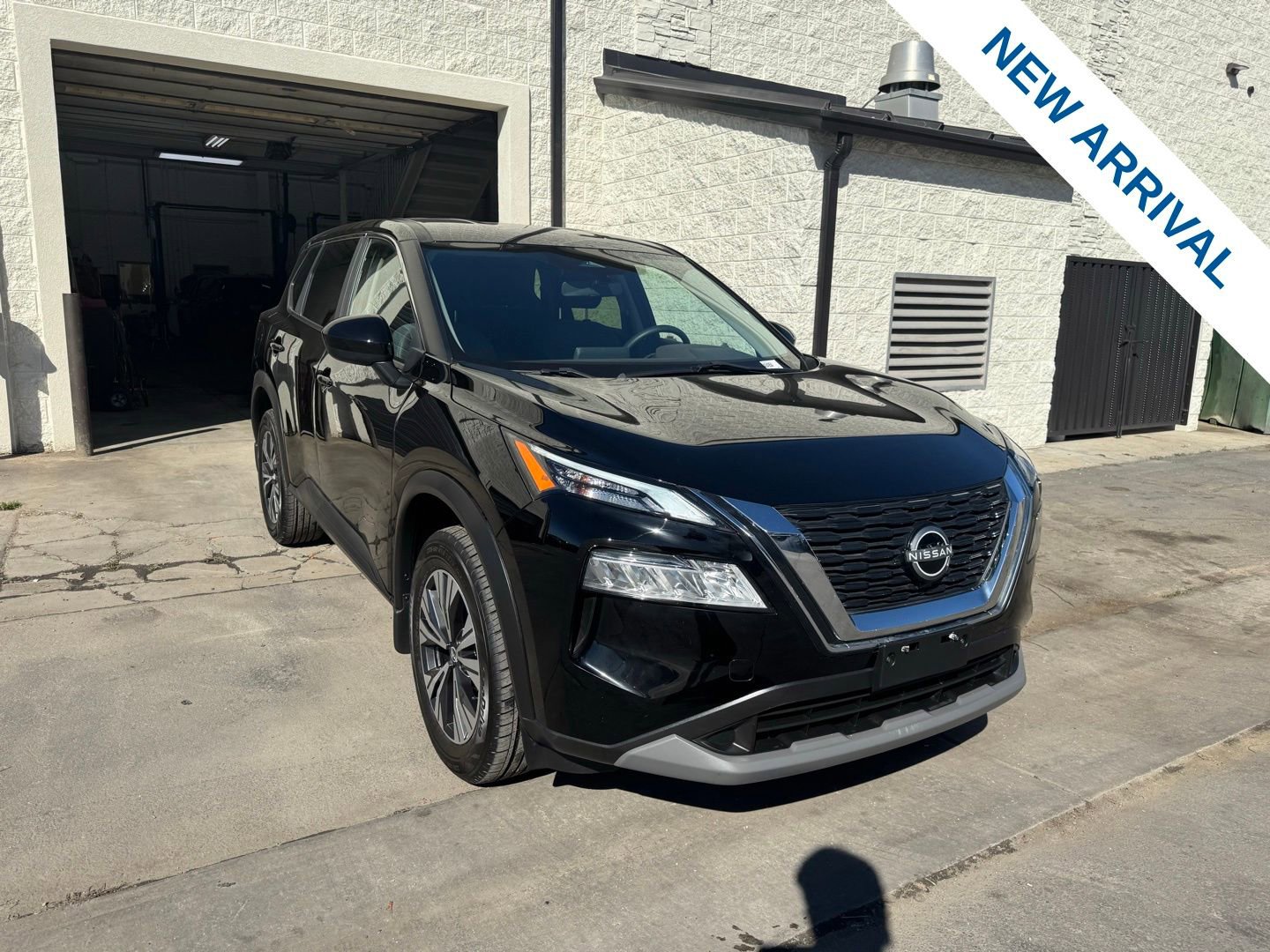 Used 2023 Nissan Rogue SV image 1