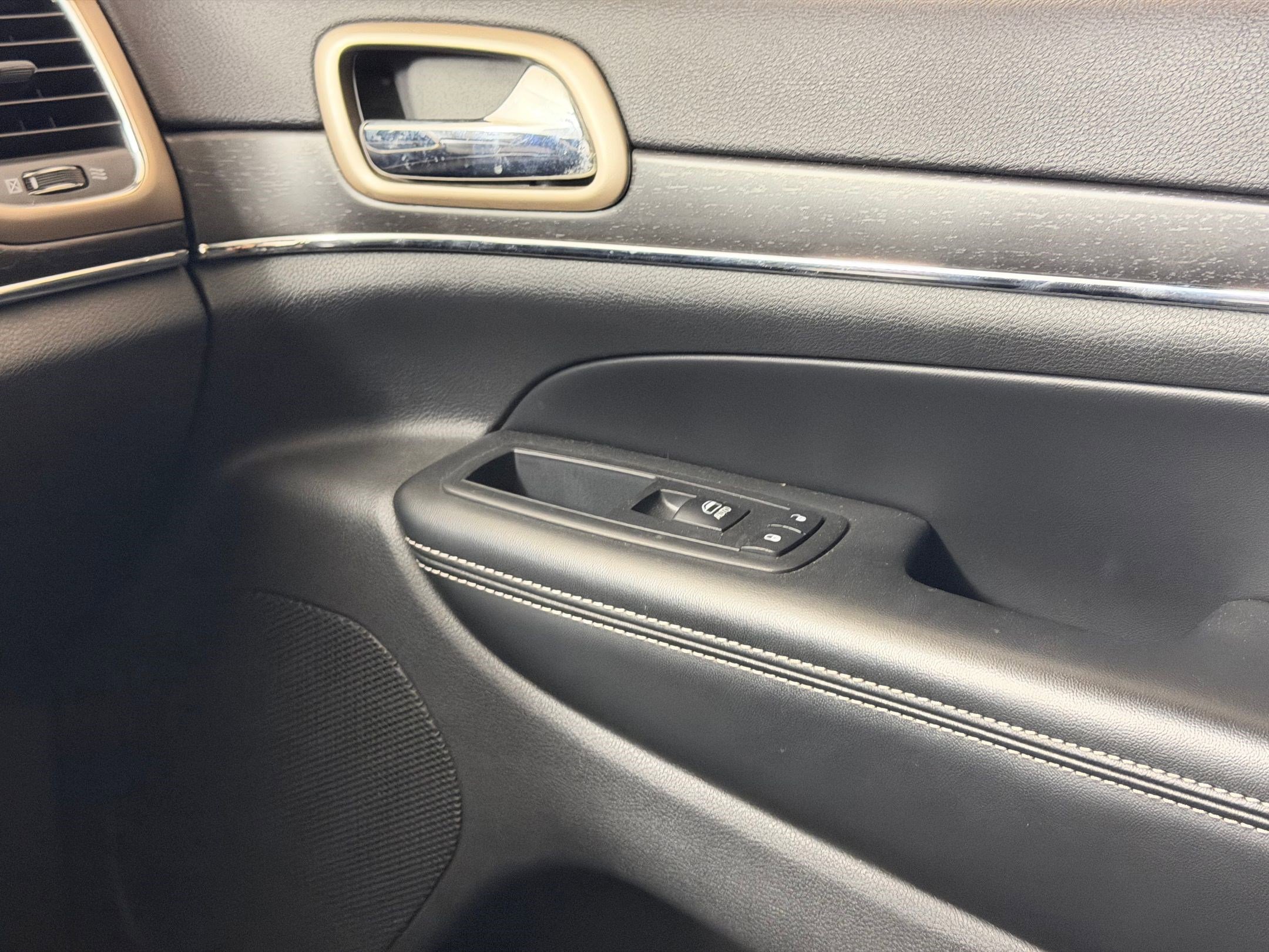 Used 2016 Jeep Grand Cherokee Limited AWD/4WD image 25