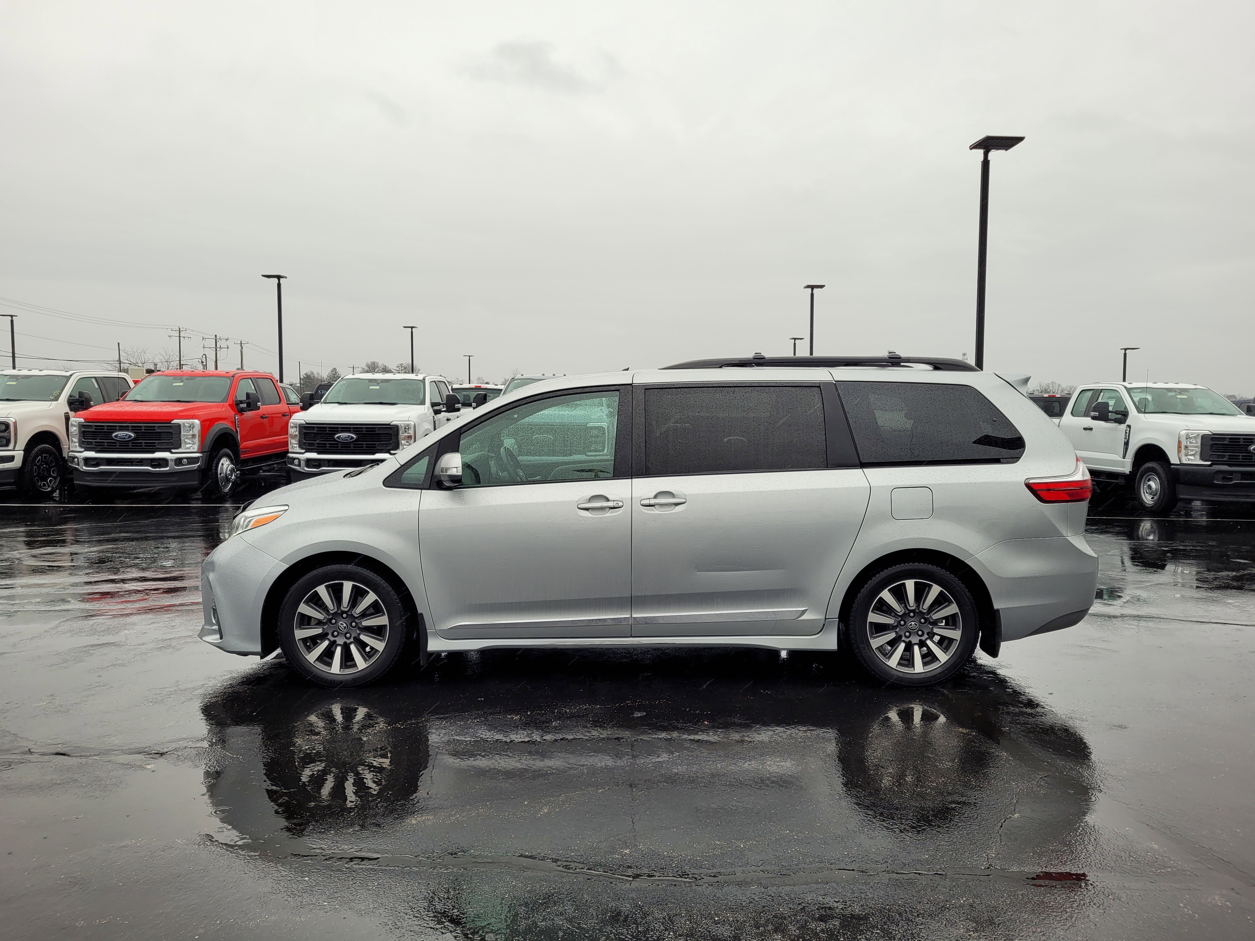 Used 2019 Toyota Sienna Limited image 7