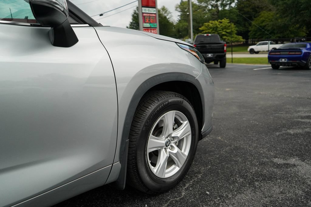 Used 2023 Toyota Highlander LE AWD/4WD image 18