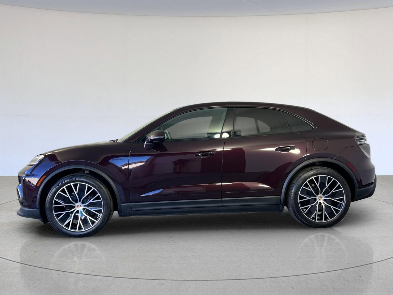 Certified 2025 Porsche Macan Electric image 2