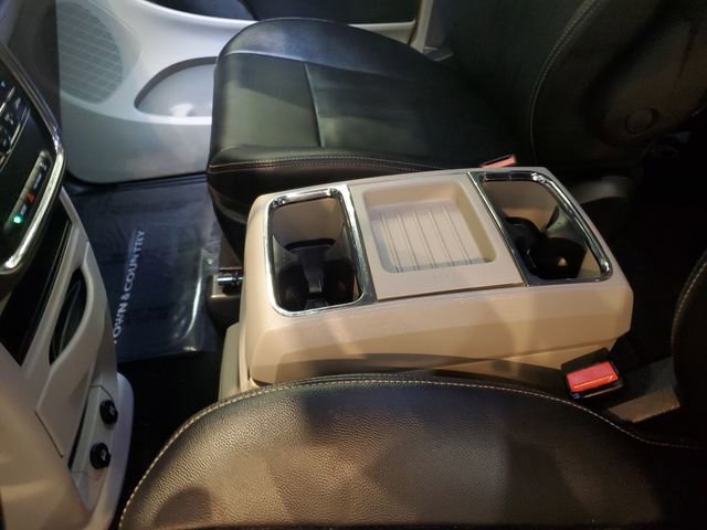Used 2016 Chrysler Town & Country Touring image 29