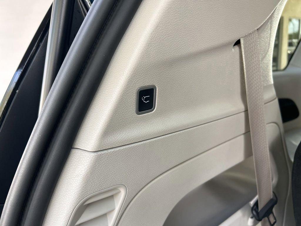 Used 2024 Chrysler Pacifica Touring-L FWD image 38