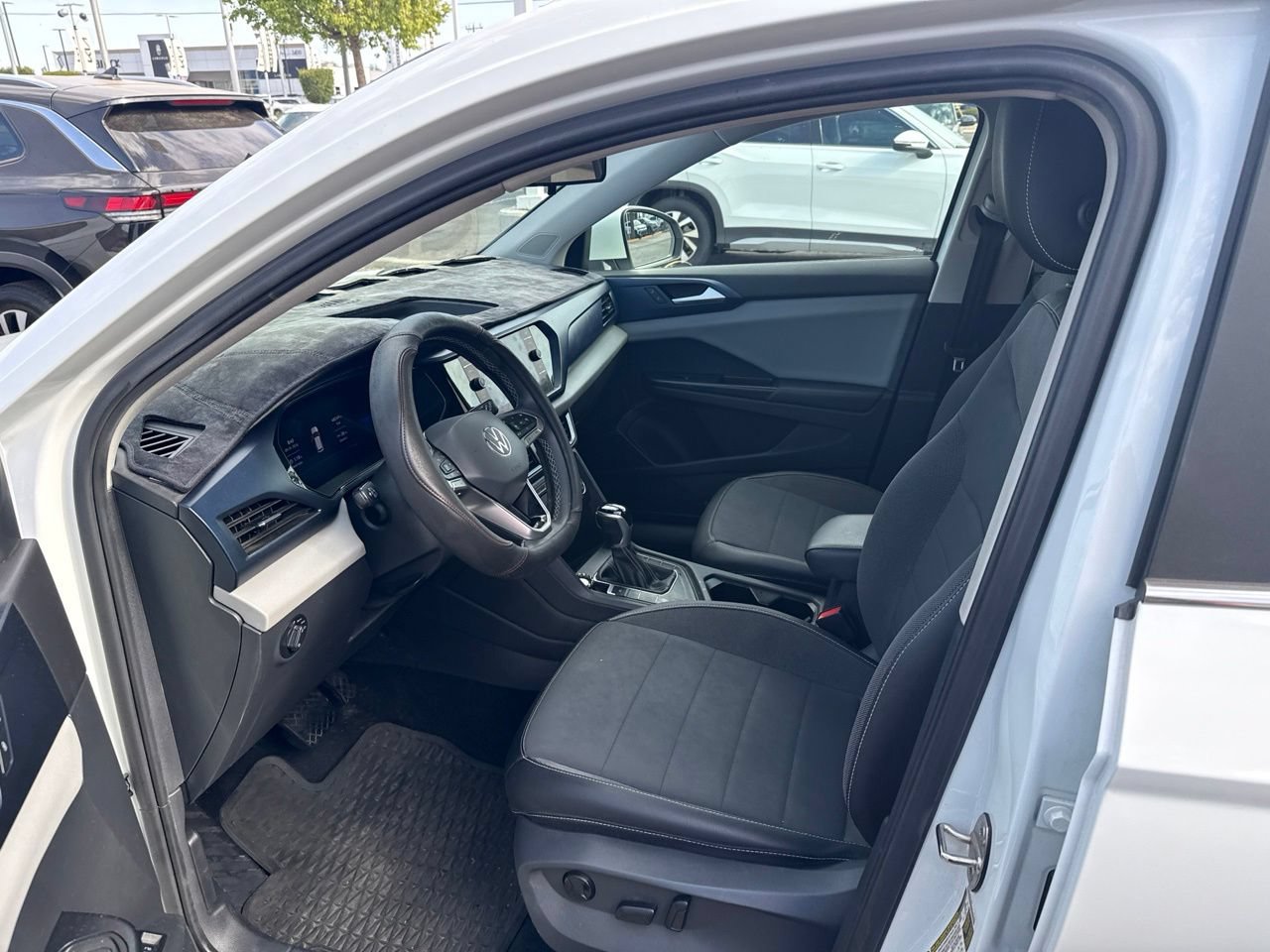 Used 2022 Volkswagen Taos SE w/ Panoramic Sunroof Package FWD image 3