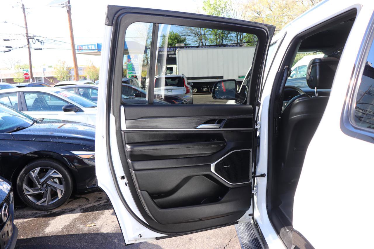 Used 2024 Jeep Wagoneer Series II w/ Flexible Seating Group AWD/4WD image 31