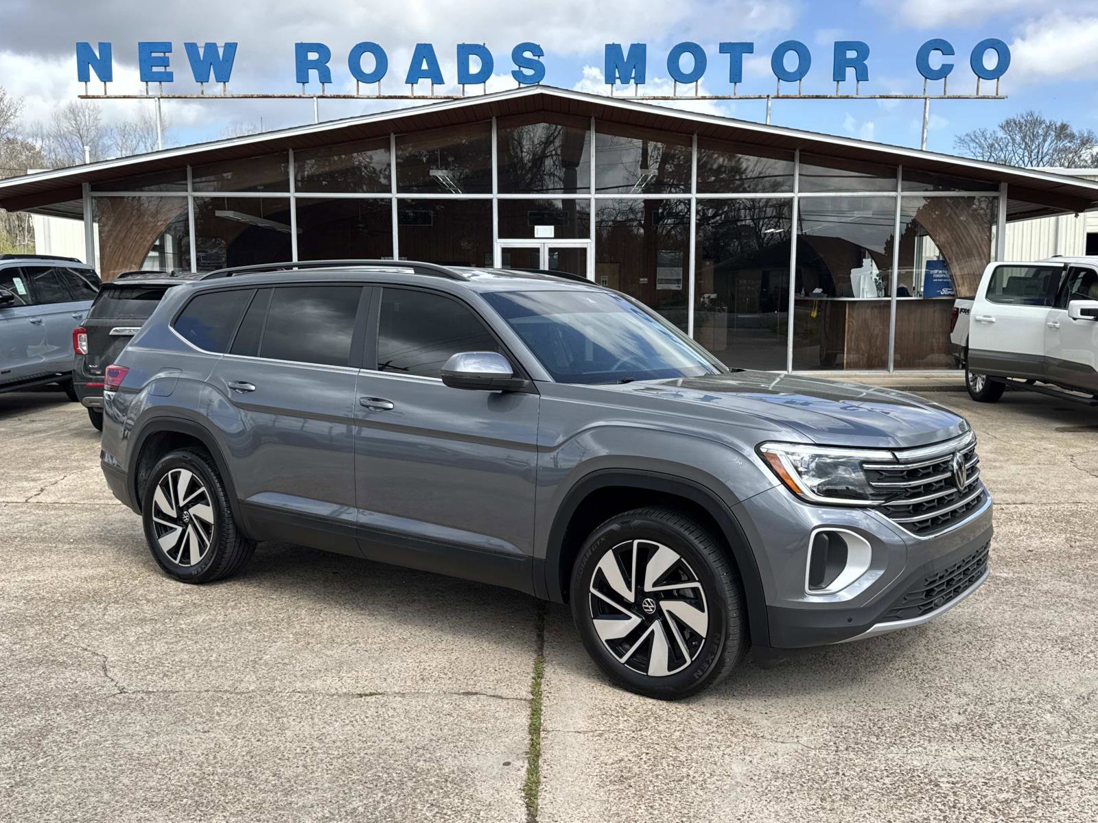 Used 2024 Volkswagen Atlas SE image 1