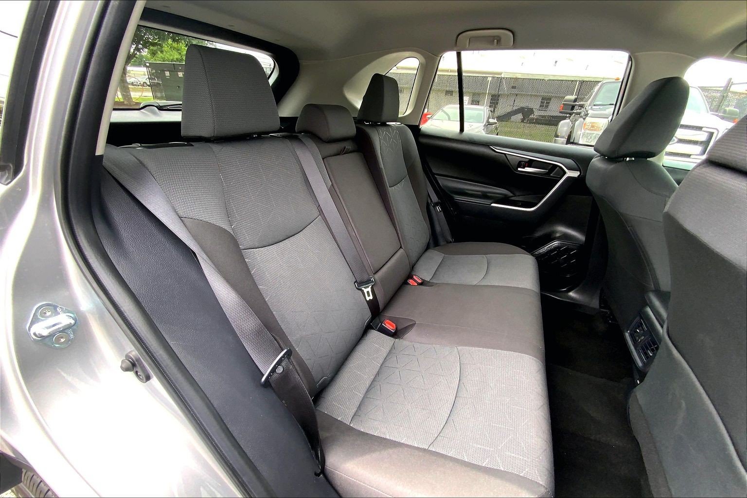 Used 2025 Toyota RAV4 XLE FWD image 31