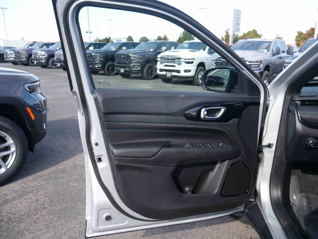 New 2026 Jeep Compass Latitude image 20