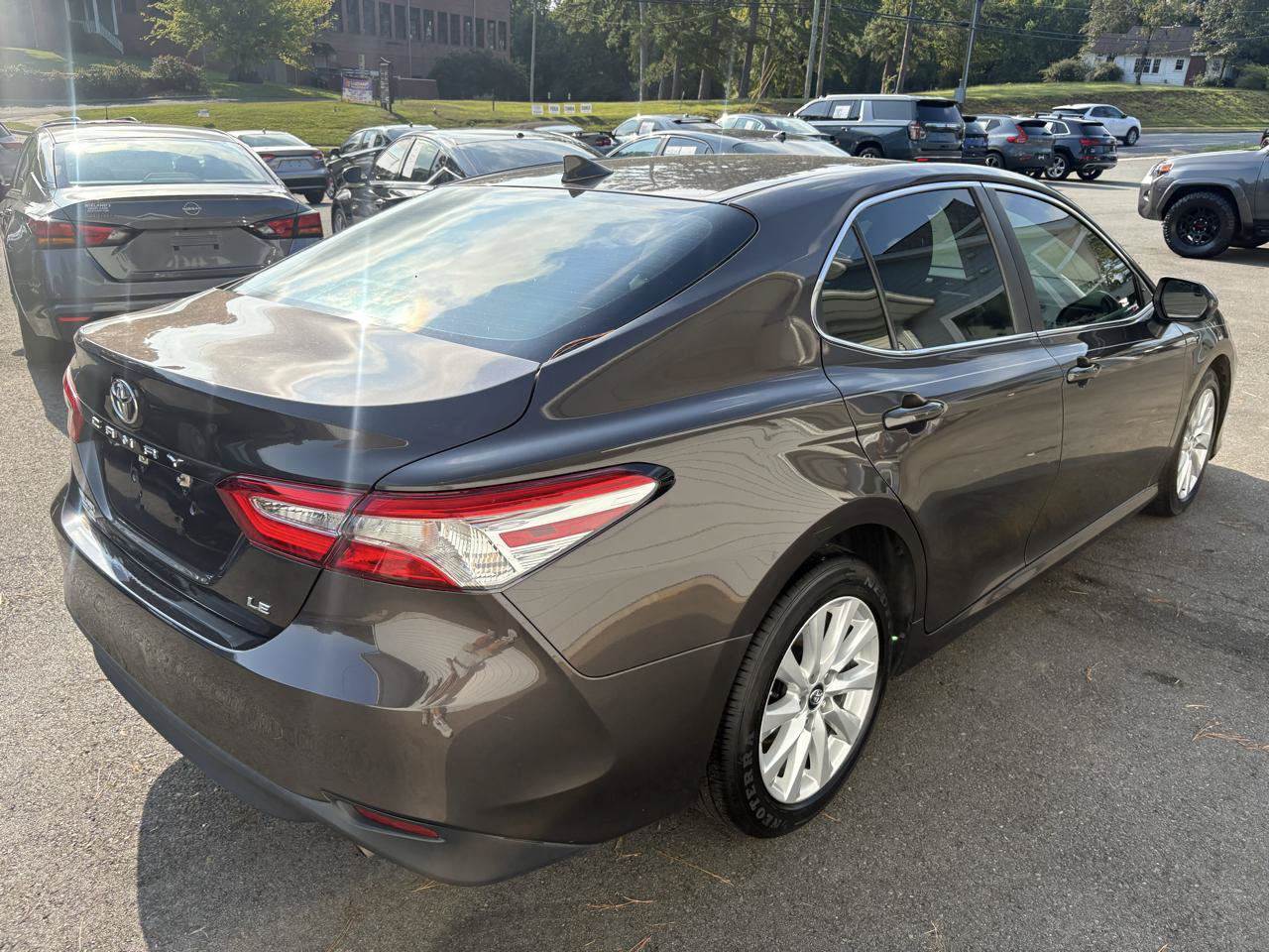 Used 2019 Toyota Camry LE FWD image 5