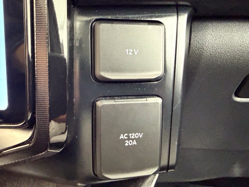 Used 2023 Ford F150 Lightning Platinum AWD/4WD image 39