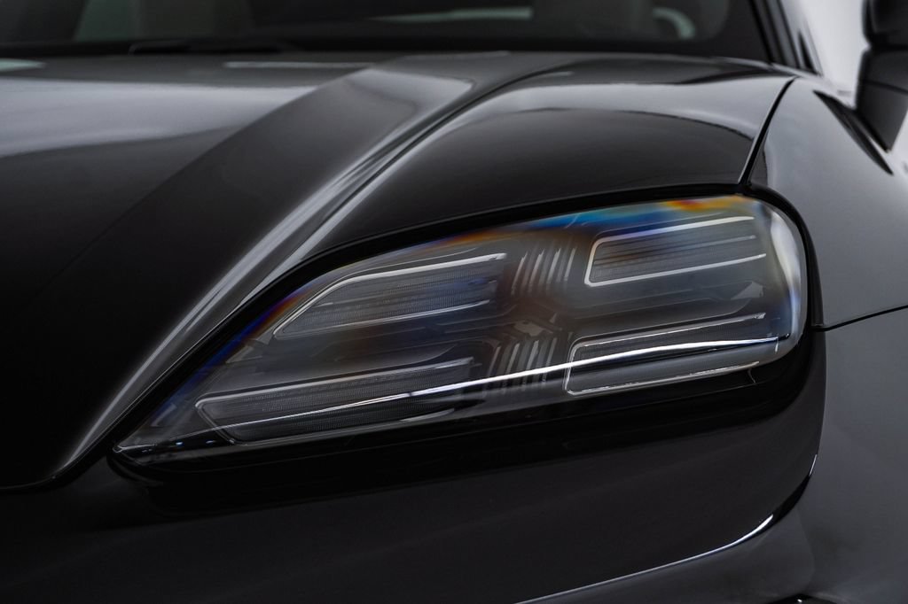 Certified 2025 Porsche Macan 4S Electric AWD/4WD image 7