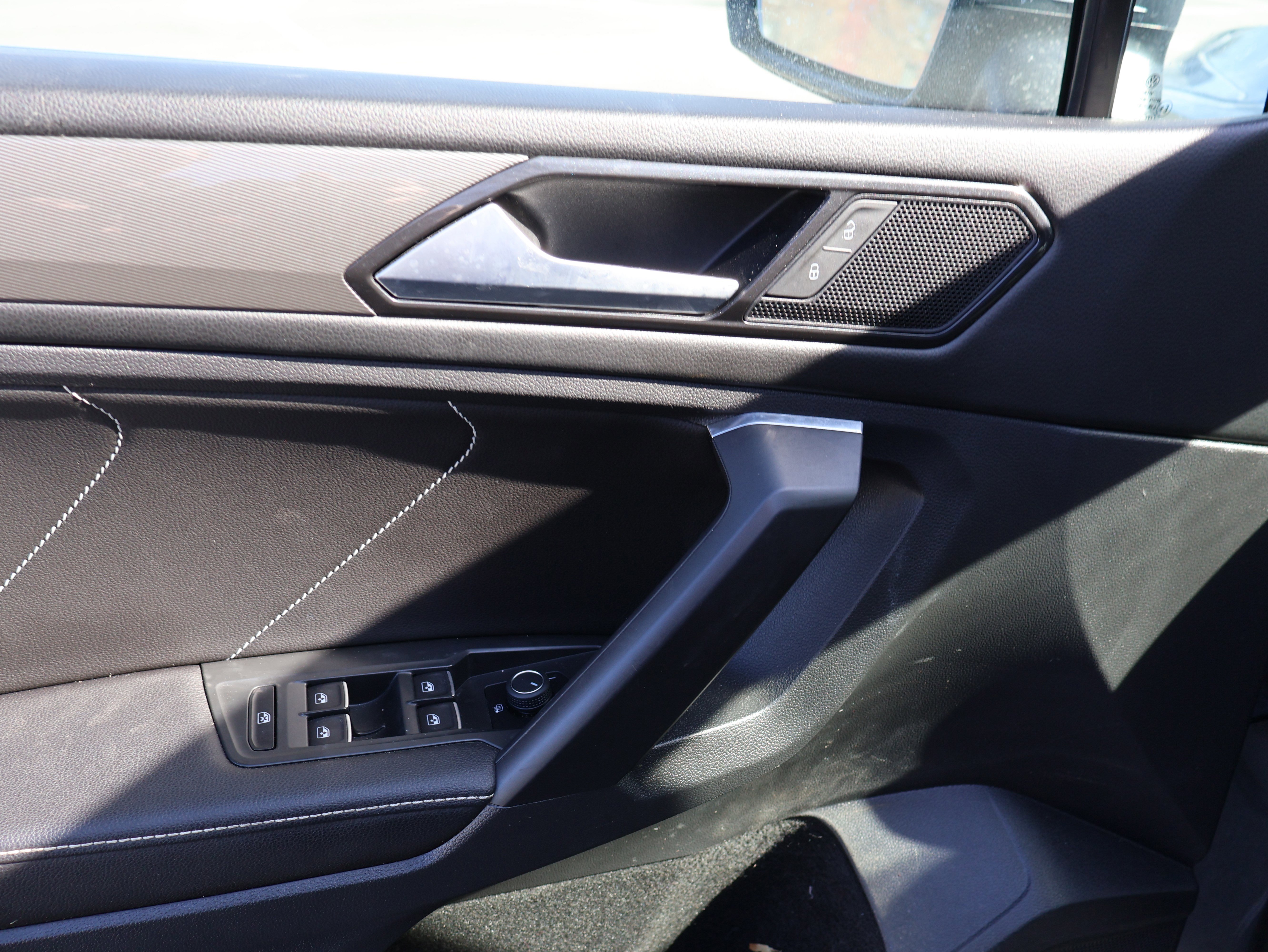 Used 2023 Volkswagen Tiguan SE w/ Panoramic Sunroof Package image 22