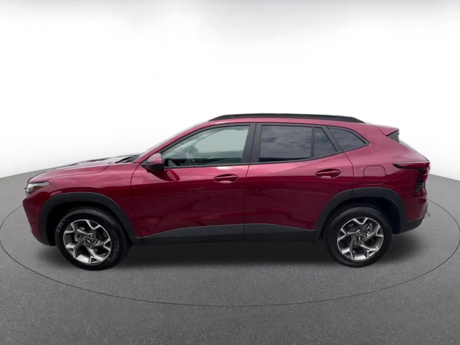 Used 2025 Chevrolet Trax LT FWD image 8