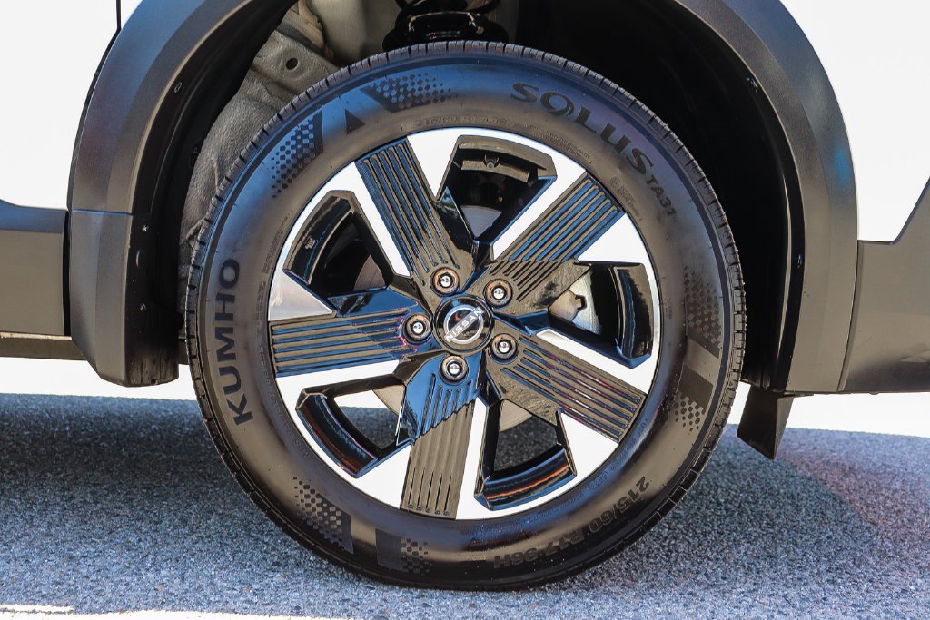 Used 2025 Nissan Kicks SV AWD/4WD image 11