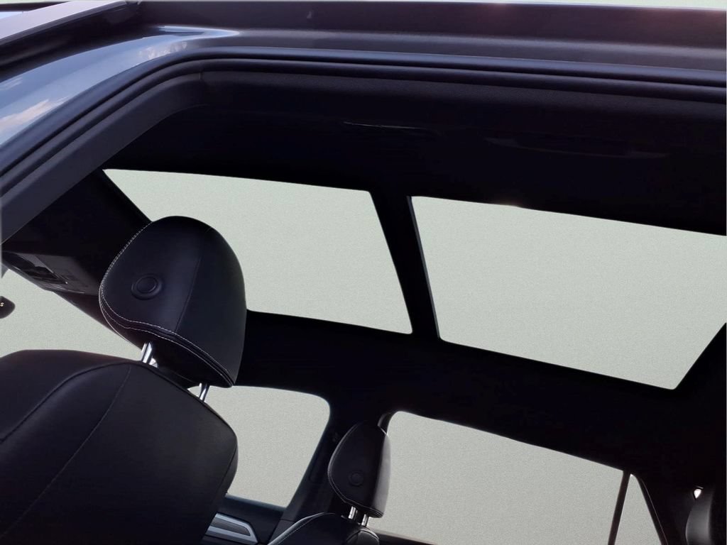 Certified 2023 Volkswagen Atlas Cross Sport SE w/ Panoramic Sunroof Package AWD/4WD image 9