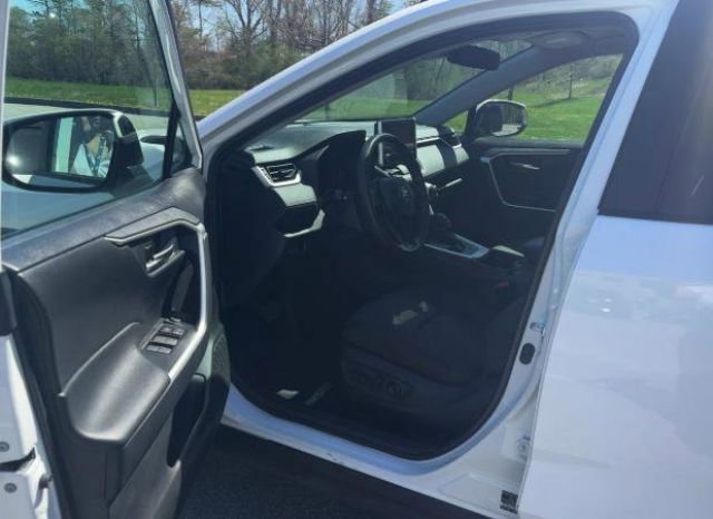 Used 2023 Toyota RAV4 XLE AWD/4WD image 3